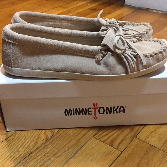 NIB Minnetonka Newport Moccasins in Stone, US 9 - Picture 6 of 8